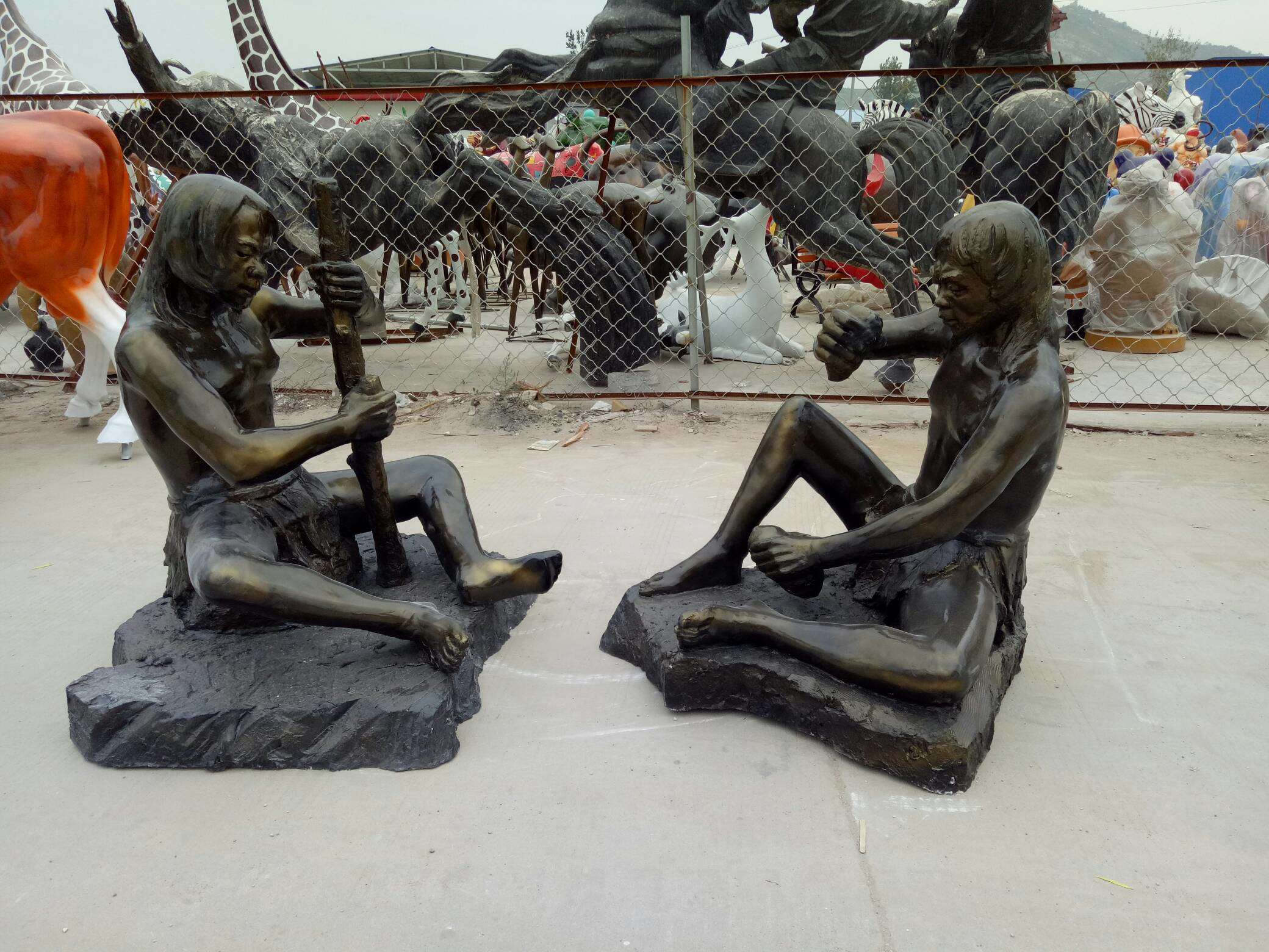 原始钻木取火铜雕 人类文明的永恒印记